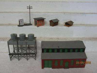 HO SCALE : BUILDINGS & ANIMAL FILLER STATION - LOT 963J