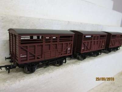 OO SCALE BACHMANN x3 10 TON CATTLE WAGONS - LOT 376K