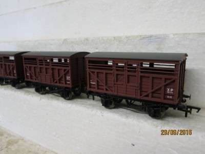 OO SCALE BACHMANN x3 10 TON CATTLE WAGONS - LOT 376K