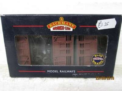 OO SCALE BACHMANN x3 10 TON CATTLE WAGONS - LOT 376K