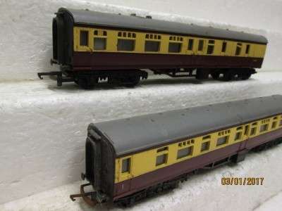 OO SCALE TRI-ANG x2 BR COACHES - LOT 127L
