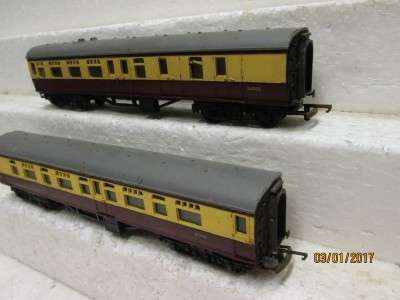 OO SCALE TRI-ANG x2 BR COACHES - LOT 127L
