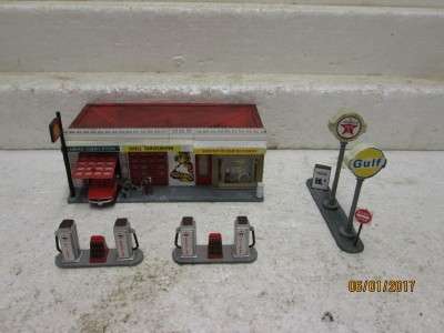 HO SCALE SERVICE CENTRE/ PETROL PUMPS WITH CAR BEING REPAIRED - LOT 227L