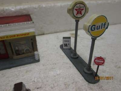 HO SCALE SERVICE CENTRE/ PETROL PUMPS WITH CAR BEING REPAIRED - LOT 227L