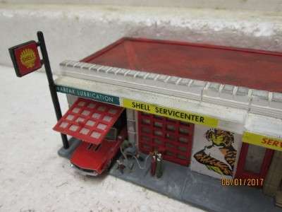 HO SCALE SERVICE CENTRE/ PETROL PUMPS WITH CAR BEING REPAIRED - LOT 227L