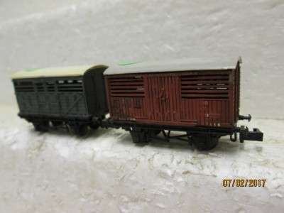 N SCALE : GRAHAM FARISH x2 CATTLE CARS - LOT 460L