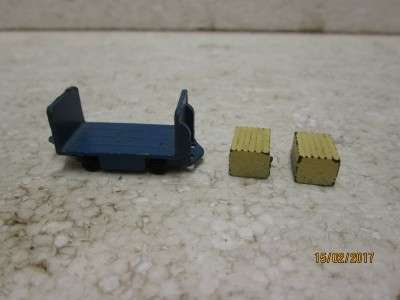 HO/OO SCALE: STATION PLATFORM TROLLEY WITH 2 CRATES (WHITE METAL) - LOT 600L