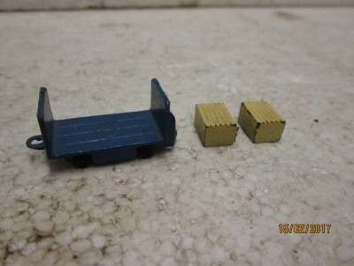 HO/OO SCALE: STATION PLATFORM TROLLEY WITH 2 CRATES (WHITE METAL) - LOT 600L
