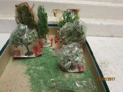 HO SCALE : BUSCH x6 TREES & SCATTER MATERIAL - LOT 693L