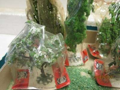 HO SCALE : BUSCH x6 TREES & SCATTER MATERIAL - LOT 693L
