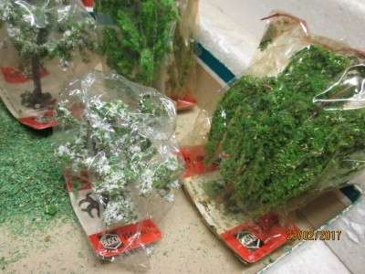 HO SCALE : BUSCH x6 TREES & SCATTER MATERIAL - LOT 693L
