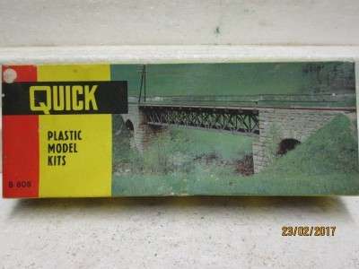 HO SCALE : QUICK - BRIDGE WITH BRICK SUPPORTS ON SIDES KIT - LOT 701L