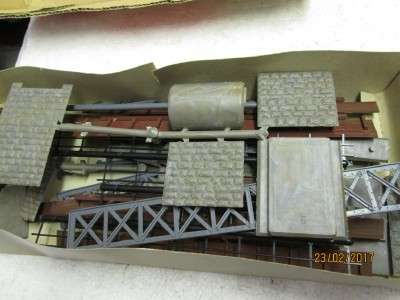 HO SCALE : QUICK - BRIDGE WITH BRICK SUPPORTS ON SIDES KIT - LOT 701L