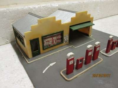 HO/OO SCALE : AIRFIX GARAGE WITH FUEL PUMPS - LOT 761L