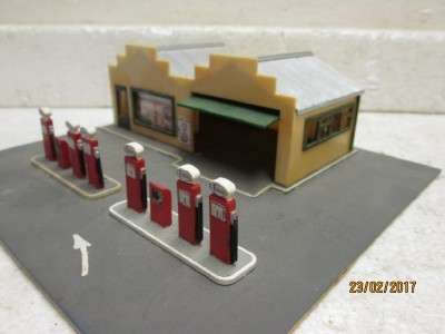 HO/OO SCALE : AIRFIX GARAGE WITH FUEL PUMPS - LOT 761L