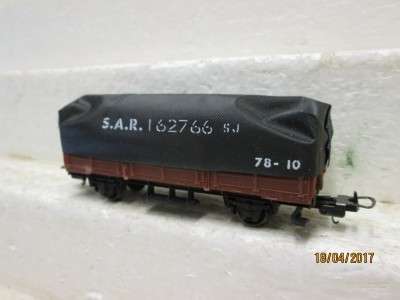 HO SCALE : LIMA SAR ES WAGON WITH TARP - LOT 957L