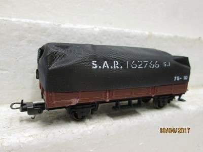 HO SCALE : LIMA SAR ES WAGON WITH TARP - LOT 957L