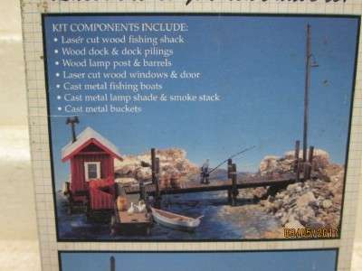 HO SCALE : CLASSIC STRUCTURES- FISHING SHACK & DOCK KIT - LOT 174M