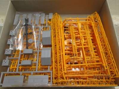 HO SCALE : KIBRI HIGH RISE CRANE KIT - LOT 254M