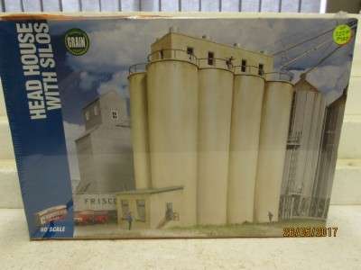 HO SCALE : WALTHERS HEAD HOUSE WITH SILOS KIT - LOT 322M