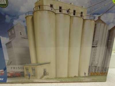 HO SCALE : WALTHERS HEAD HOUSE WITH SILOS KIT - LOT 322M
