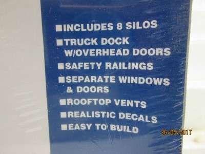 HO SCALE : WALTHERS HEAD HOUSE WITH SILOS KIT - LOT 322M