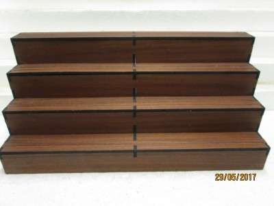 HO SCALE : WOODEN DISPLAY SHELF - LOT 362M