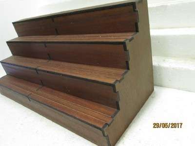 HO SCALE : WOODEN DISPLAY SHELF - LOT 362M