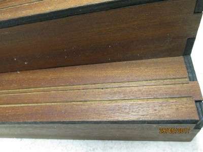 HO SCALE : WOODEN DISPLAY SHELF - LOT 362M