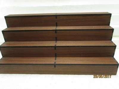 HO SCALE : WOODEN DISPLAY SHELF - LOT 363M