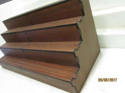 HO SCALE : WOODEN DISPLAY SHELF - LOT 363M