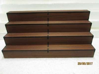 HO SCALE : WOODEN DISPLAY SHELF - LOT 364M