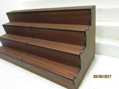 HO SCALE : WOODEN DISPLAY SHELF - LOT 364M
