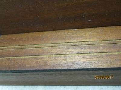 HO SCALE : WOODEN DISPLAY SHELF - LOT 364M