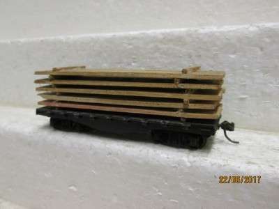 HO SCALE : SHORT FLAT CAR WITH WOOD LOAD - LOT 812M