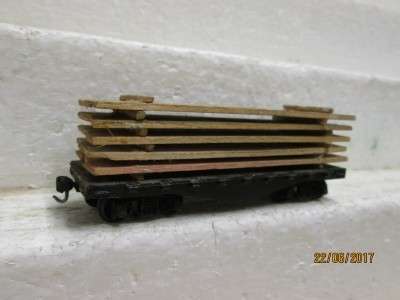 HO SCALE : SHORT FLAT CAR WITH WOOD LOAD - LOT 812M