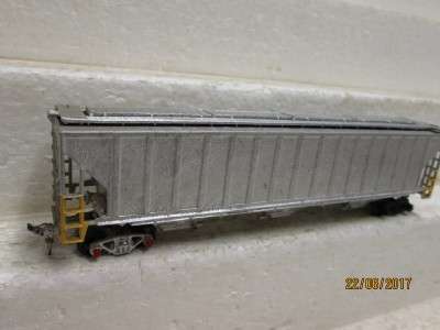 HO SCALE : CLOSED HOPPER (Reduced to clear)  - LOT 843M