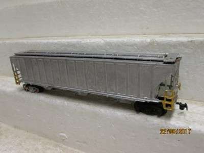 HO SCALE : CLOSED HOPPER (Reduced to clear)  - LOT 843M