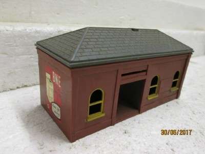 OO SCALE: TRI-ANG STATION BUILDING - LOT 215N
