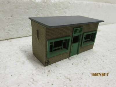 OO SCALE :TRI-ANG SMALL CABIN - LOT 365N