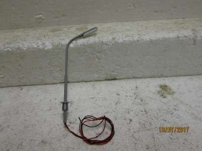 HO SCALE : PLATFORM / STREET LIGHT - LOT 389N