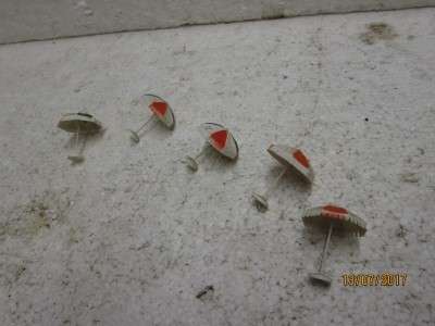 HO SCALE : x5 GARDEN UMBRELLAS - LOT 431N