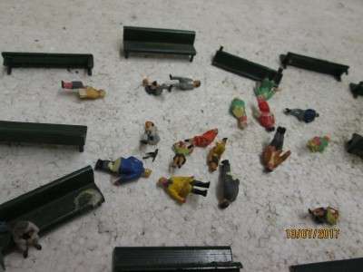 HO/OO SCALE : STATION BENCHES AND PEOPLE - LOT 436N