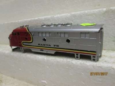 HO SCALE : F7 DIESEL SANTE FE BODY SHELL - LOT 625N