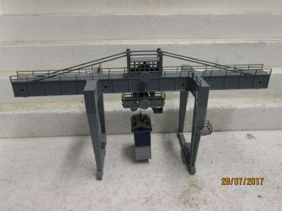 HO SCALE : LIMA OVERHEAD CONTAINER CRANE - LOT 681N