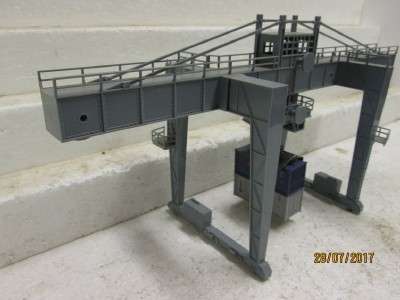 HO SCALE : LIMA OVERHEAD CONTAINER CRANE - LOT 681N
