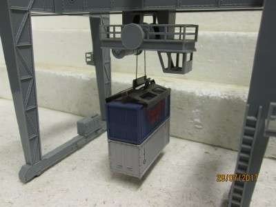 HO SCALE : LIMA OVERHEAD CONTAINER CRANE - LOT 681N