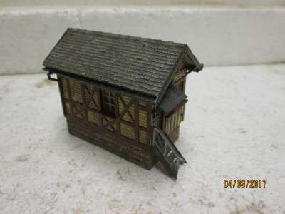 HO SCALE : RAIL SIGNAL CABIN - LOT 855N
