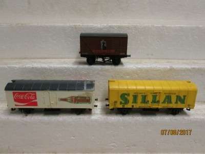 HO SCALE : LIMA GOODS BOX CARS x3 - LOT 925N