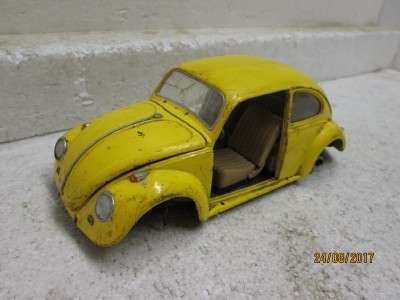 DIE CAST 1:18 SCALE : ROAD SIGNATURE VW BEETLE - LOT 60P